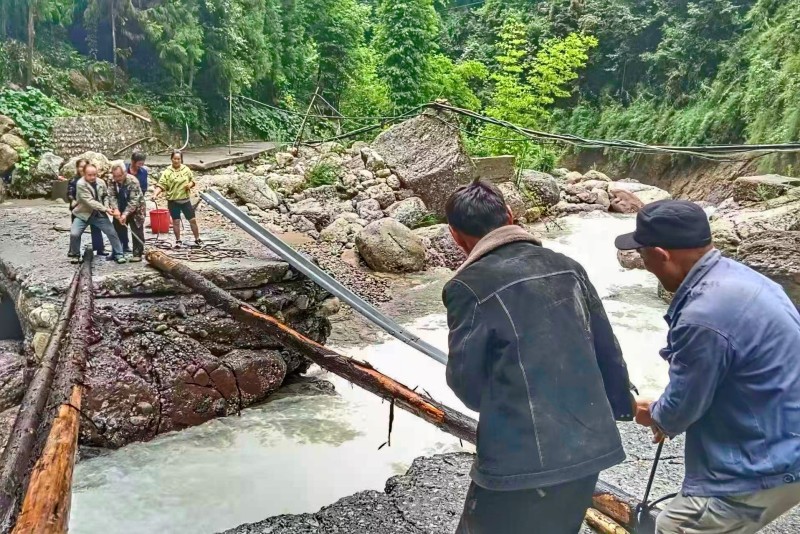 芦山：暴雨毁路阻民生 人大代表“竹木建桥”践行履职担当