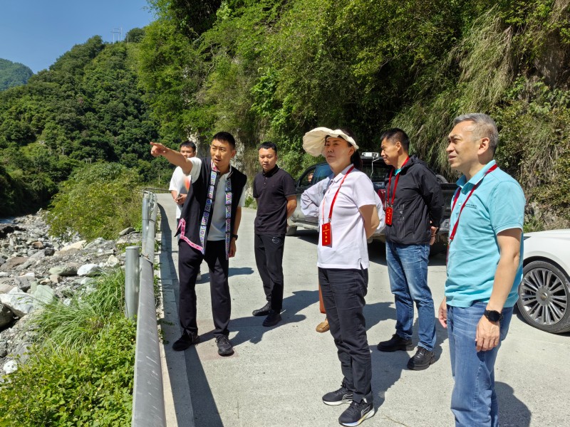 001检查组成员与人大代表在蟹螺乡调研河流保护情况.jpg