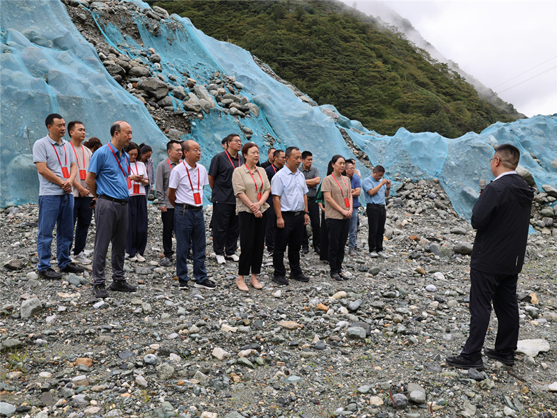 001视察组在安顺场镇麂子坪村河道疏浚砂堆放场查看砂石消纳情况_副本.jpg
