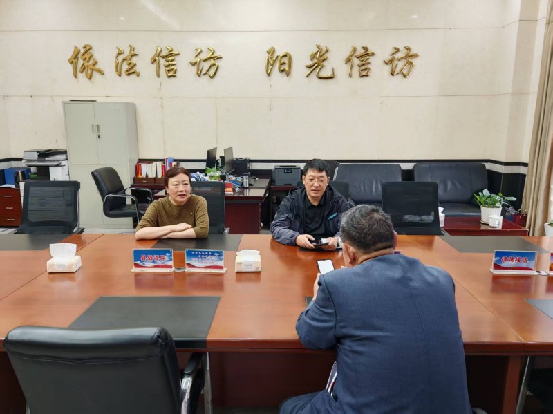 001县人大常委会主任邓西琼落实“县级领导接访日”制度.jpg