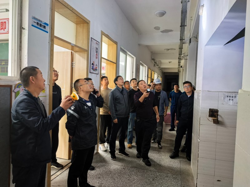 001相关专业技术人员到太平小学核实房屋受损情况.jpg