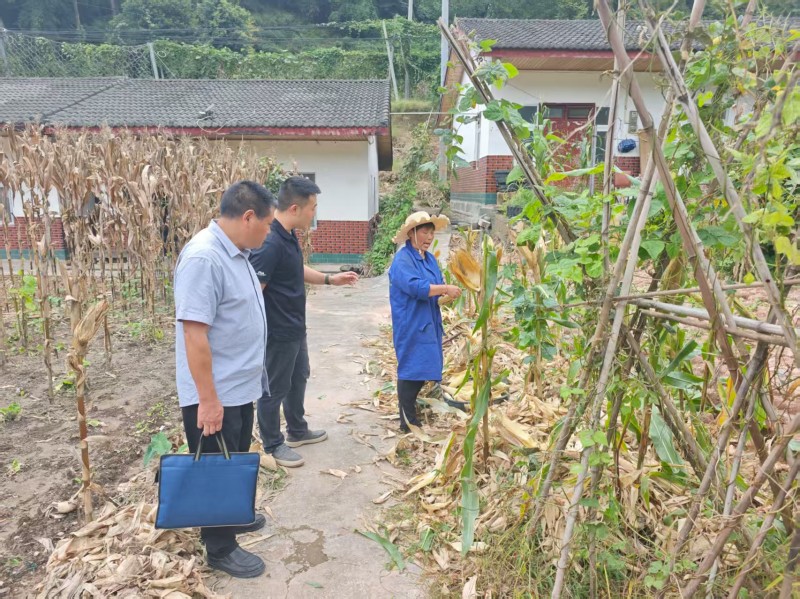001杨肖和向群众宣传高速路征地政策.jpg