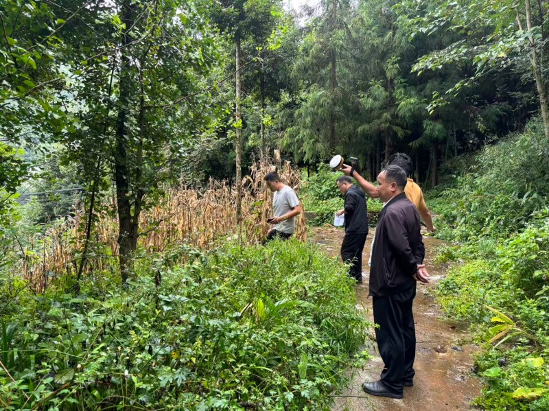 002杨肖和实地核查土地边界化解群众边界纠纷.jpg