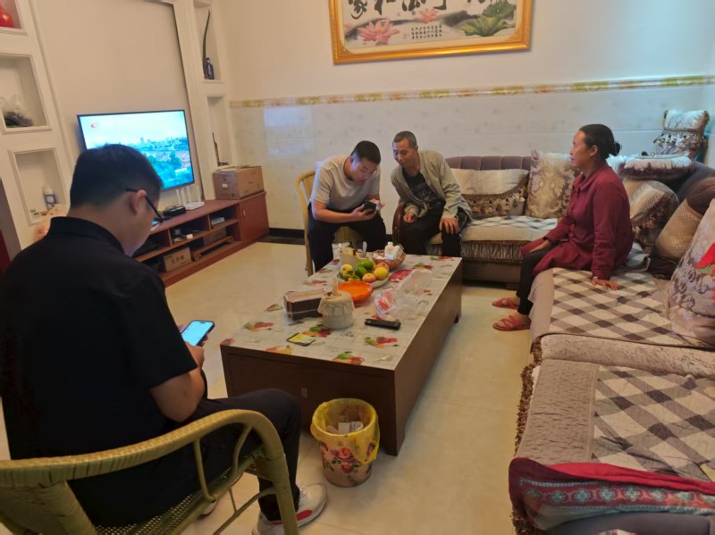 003杨肖和入户动员群众签订征地协议.jpg