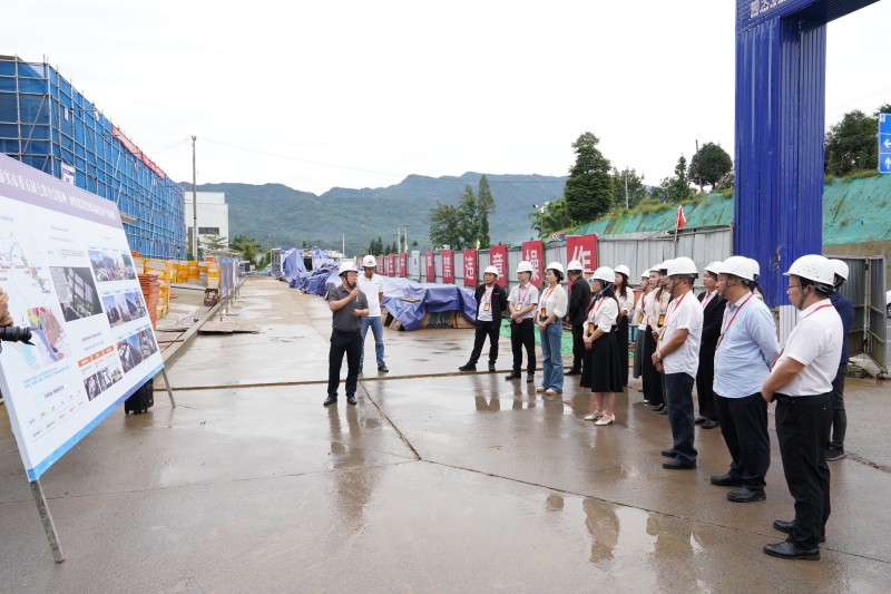 02 区人大常委会组织代表开展调研.jpg