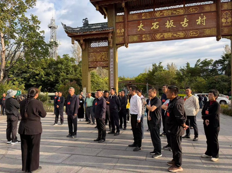 02.在凉山州西昌市大石板古村，调研大石板古村农文旅融合发展情况及代表联络站活动开展情况.jpg