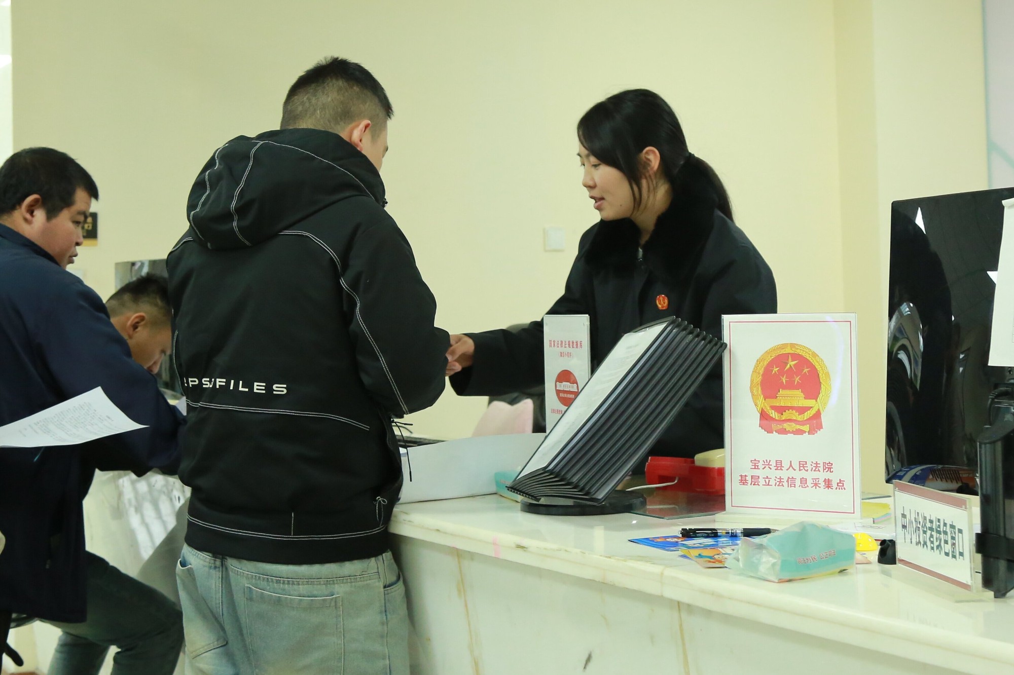 03宝兴县人民法院在立案庭设立基层立法信息采集点,征集群众立法建议.jpg