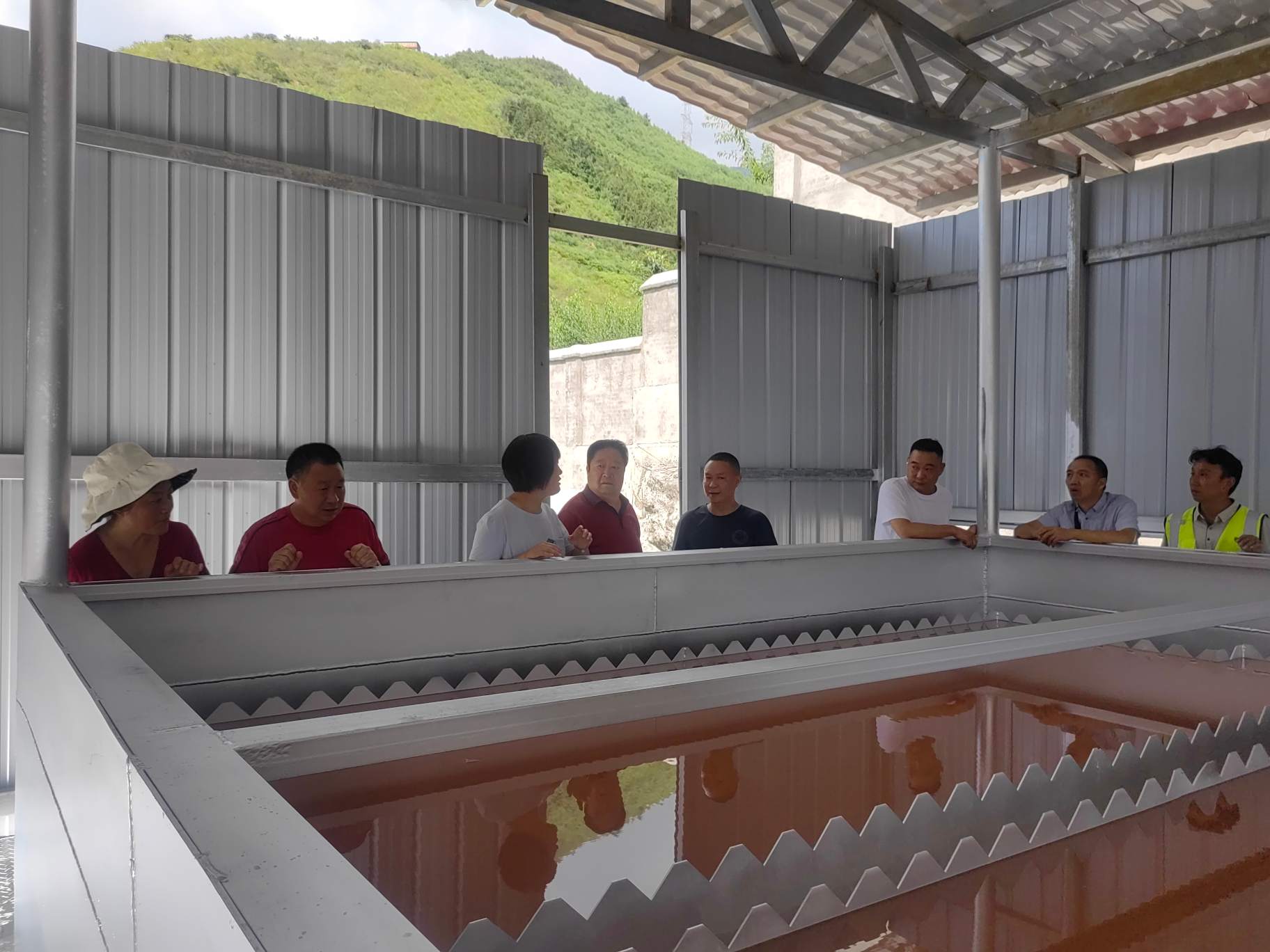 2025年7月9日,组织人大代表和老促会查看富塘水厂运行情况.jpg
