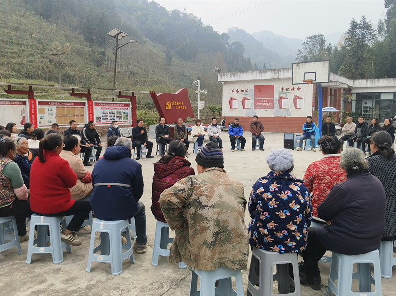 坝坝宣讲传政策 问计于民谋发展——省人大代表余万俊赴宝兴县大溪乡烟溪口村宣讲党的二十届四中全会精神
