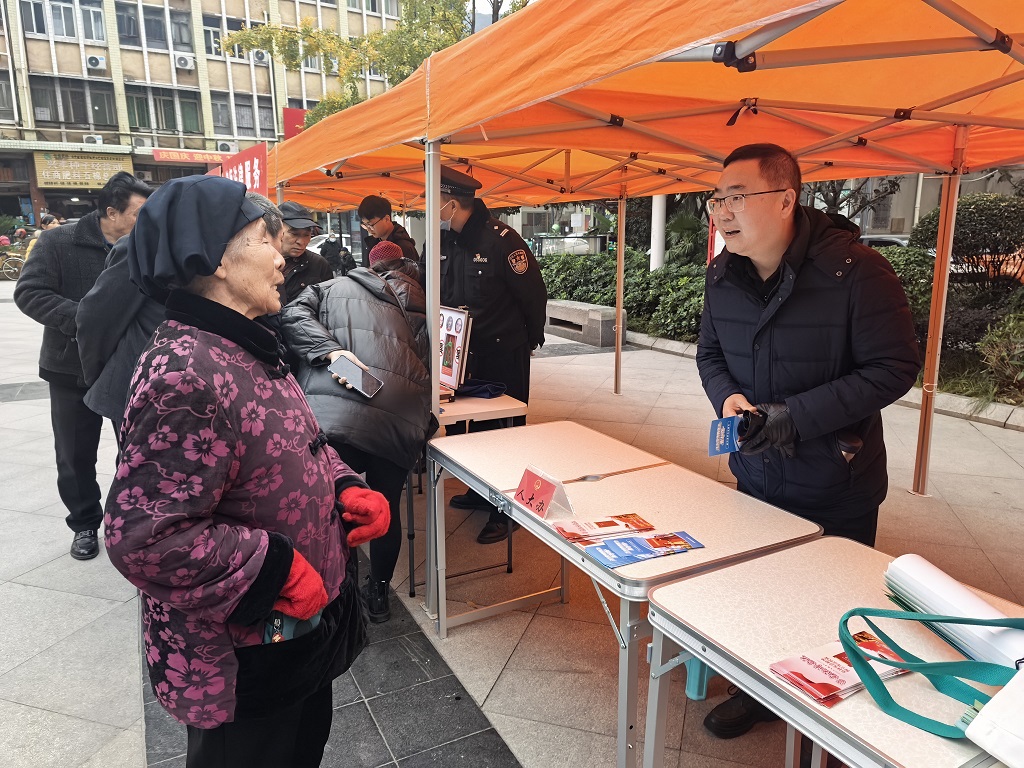 学法普法筑牢根基 履职监督践行使命—石棉县人大常委会深入开展宪法宣传活动