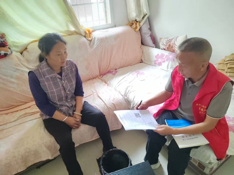 县人大机关驻村帮扶干部入户走访,为脱贫户规划一年的生产生活.jpg