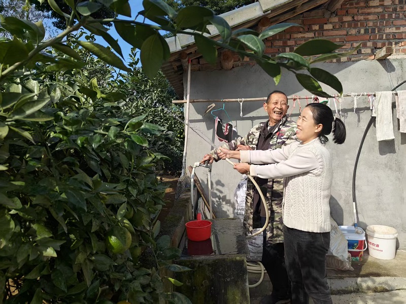 雅安市名山区万古镇钟滩村通水后村民高兴的使用自来水 - 副本.jpg