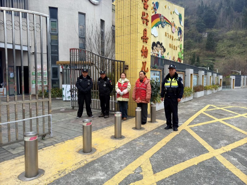 建言献策显担当 身体力行护成长——宝兴县各级人大代表聚力护学岗建设