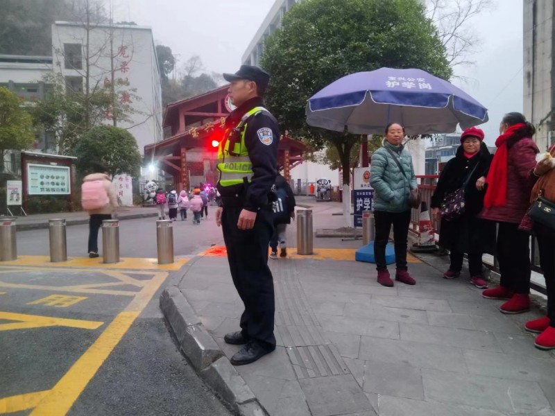 03交警参与护学岗.jpg