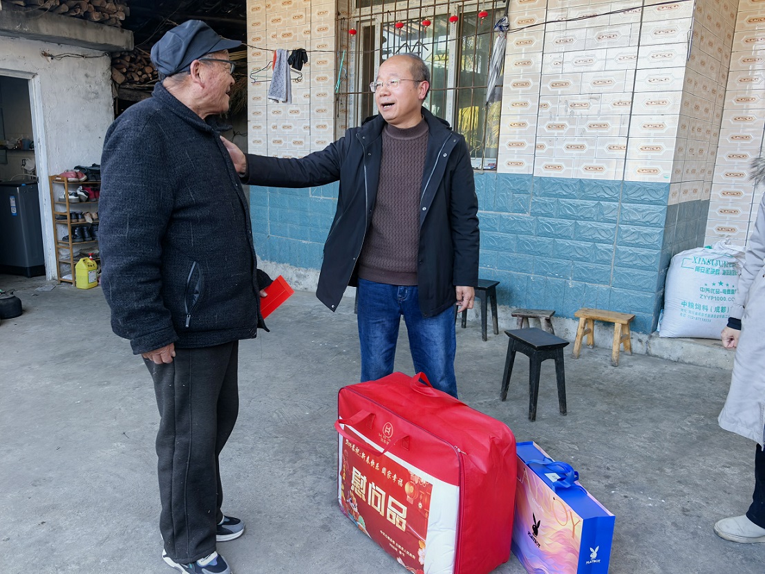 02 2月12日，常委会副主任苏林勇到迎政乡走访慰问特殊困难老年人.jpg