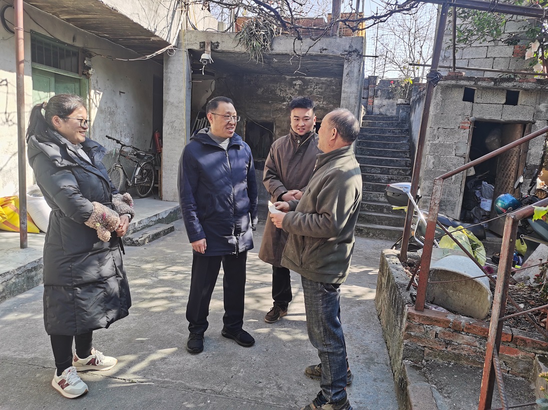 03 2月9日，常委会副主任杜文君走访慰问参战退役军人.jpg