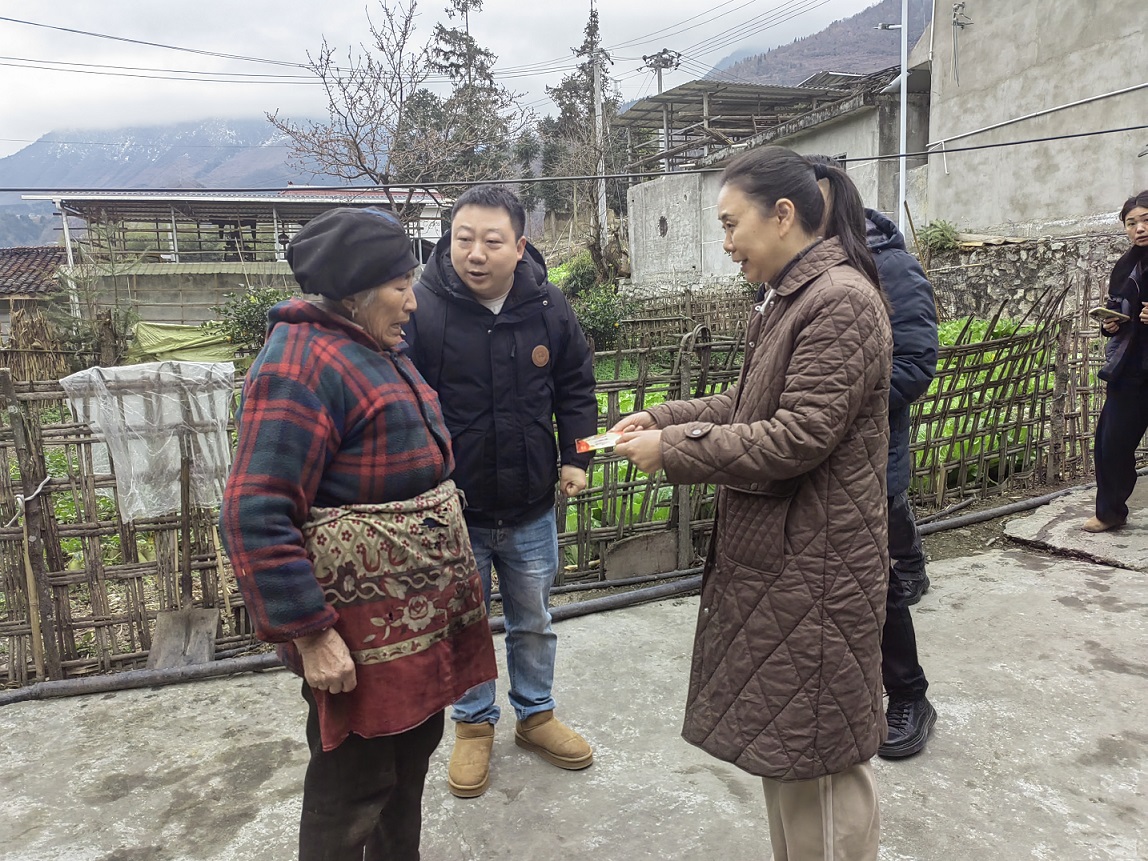 04 2月10日，常委会副主任赵志红到回隆镇慰问特殊困难老人.jpg