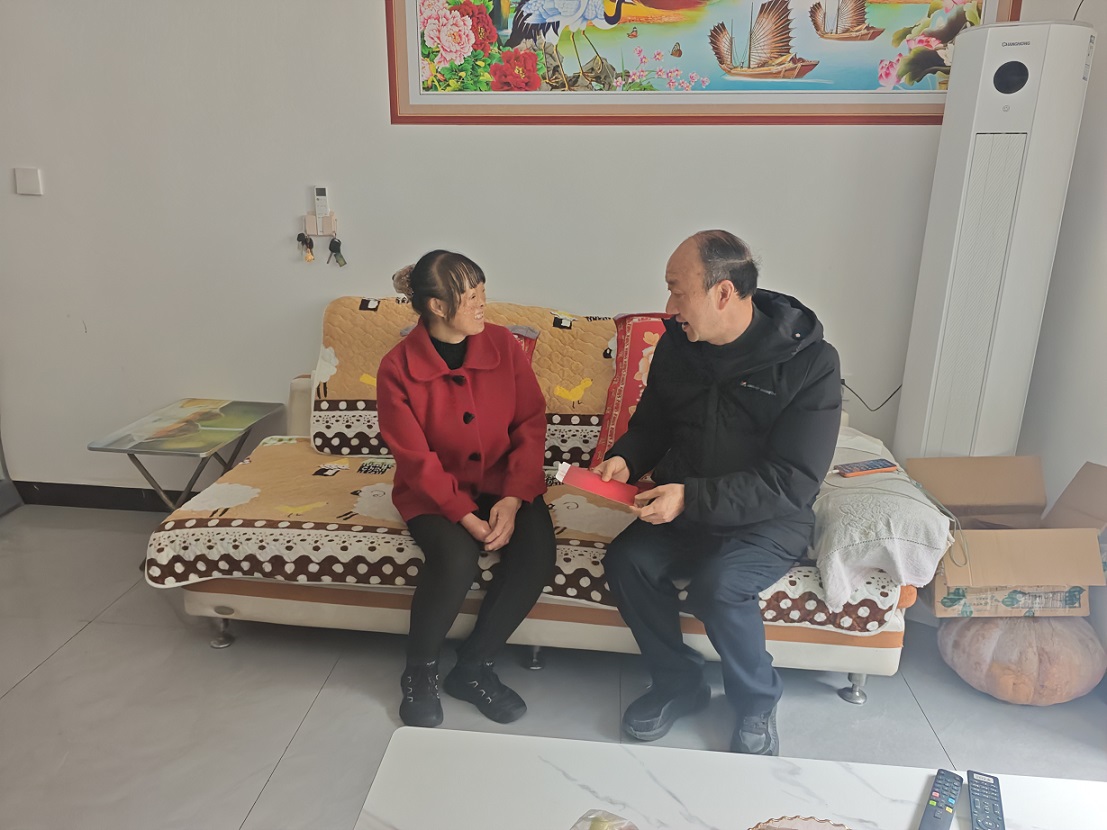 05 2月12日，常委会副主任张道杲在草科乡走访慰问残疾群众.jpg