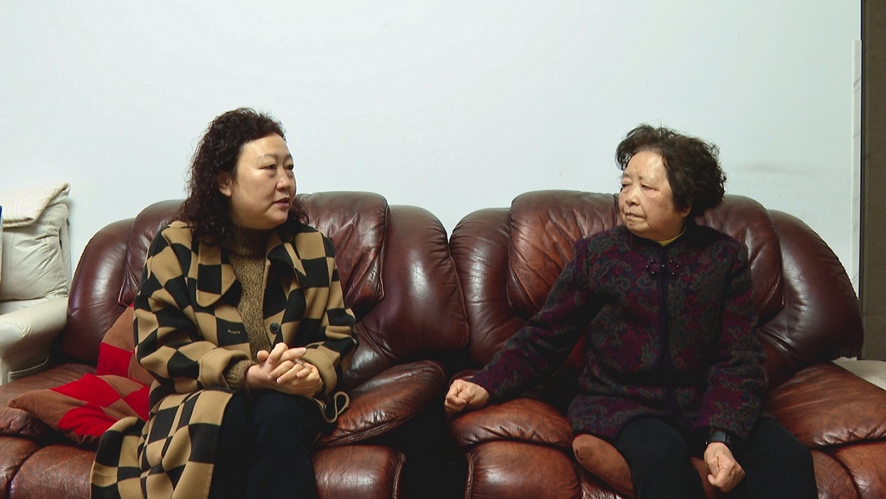 迎春送暖传党音 —石棉县人大常委会开展春节走访慰问活动