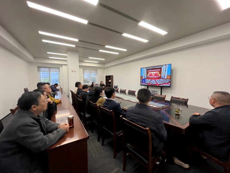 雅安市名山区人大常委会机关全体干部职工集中收看十四届全国人大四次会议开幕会现场(1).jpg