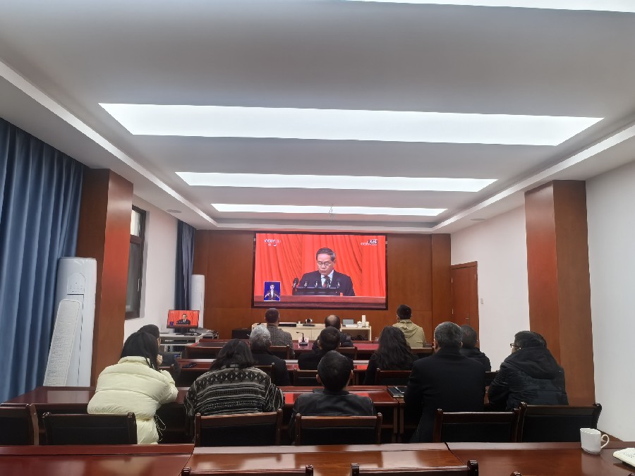 02县人大常委会机关干部集中收看图片.jpg