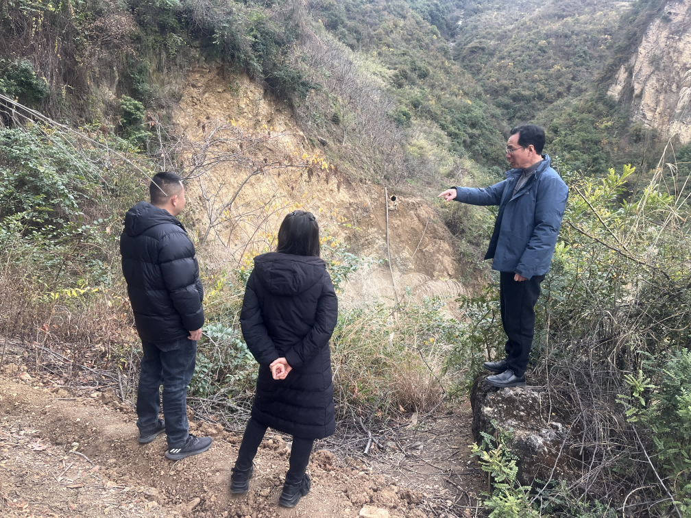 县人大常委会副主任李绍致带队检查堰道抢通维修及环境卫生整治工作