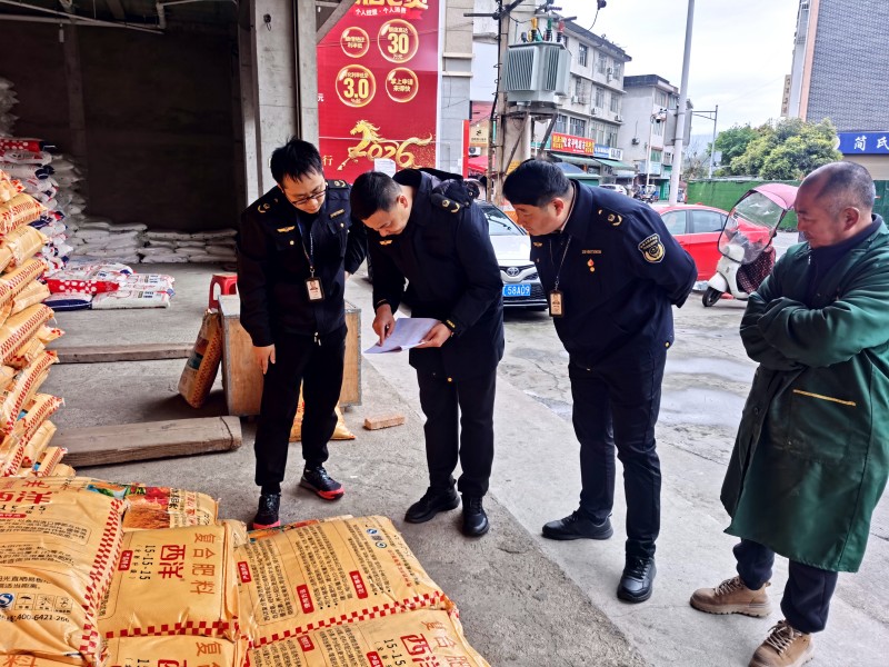 县人大代表、市场监管局局长任江带队检查农资销售点 (1).jpg