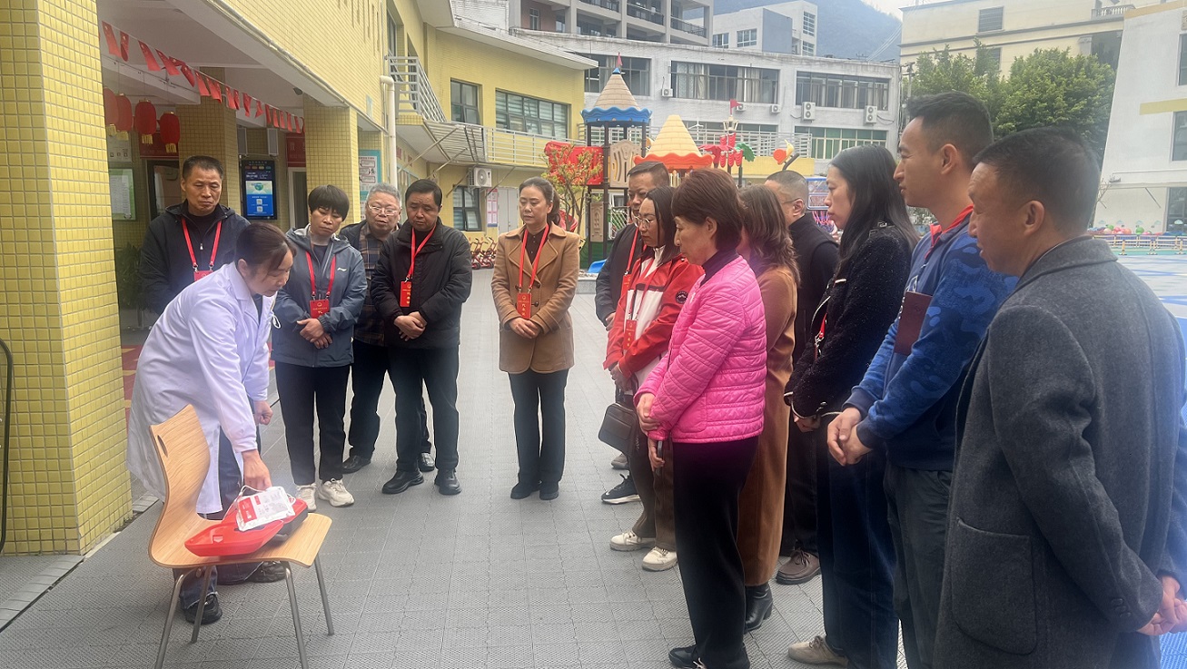 001代表们到学校调研除颤仪管理使用情况.jpg