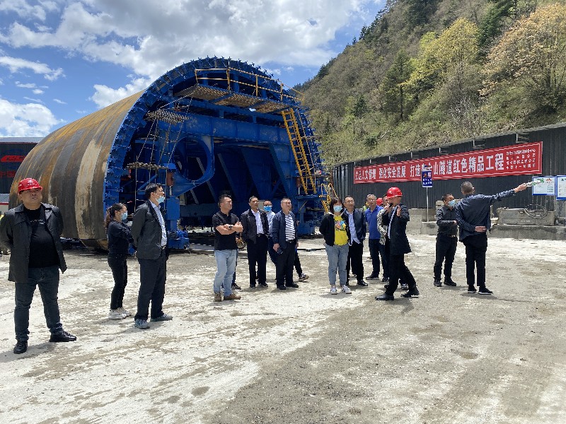03专项视察夹金山隧道建设情况.jpg