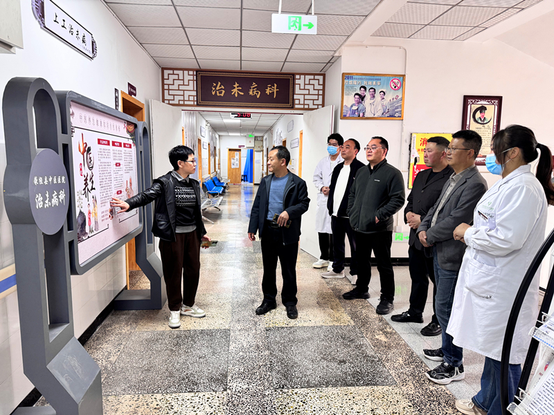 县人大常委会在中医院调研_副本.jpg