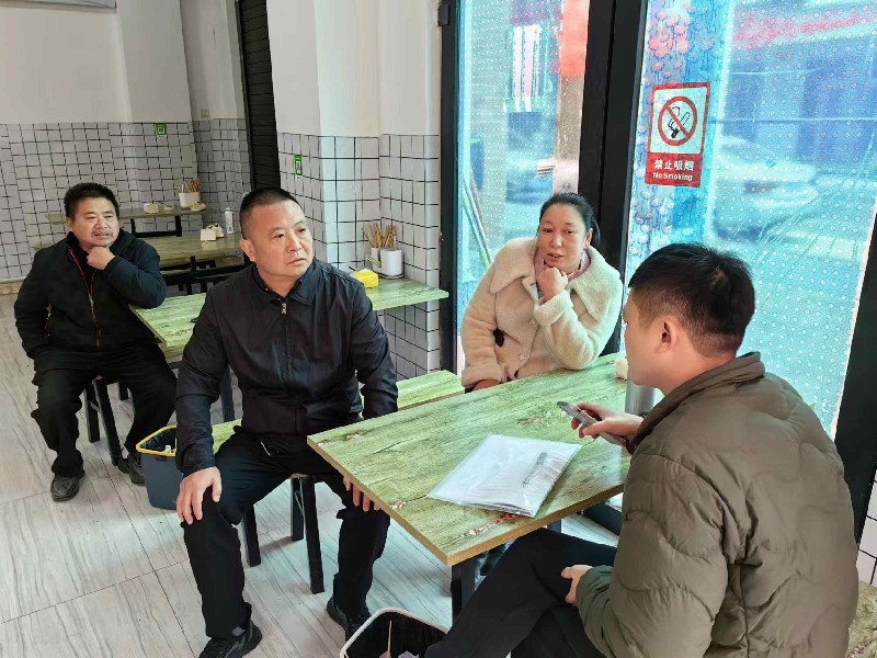 03代表深入基层听民意.jpg