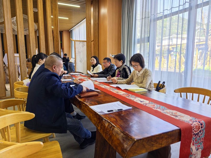 荥经县人大常委会法工委和农业工委对《规定》实施情况开展座谈会_副本.jpg