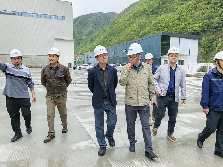 2苏主任走访石棉宇鸿沥青混凝土有限公司.jpg