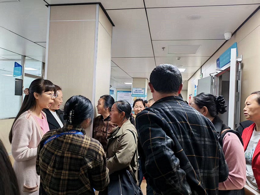 002群众向医护人员咨询专家挂号相关问题.jpg