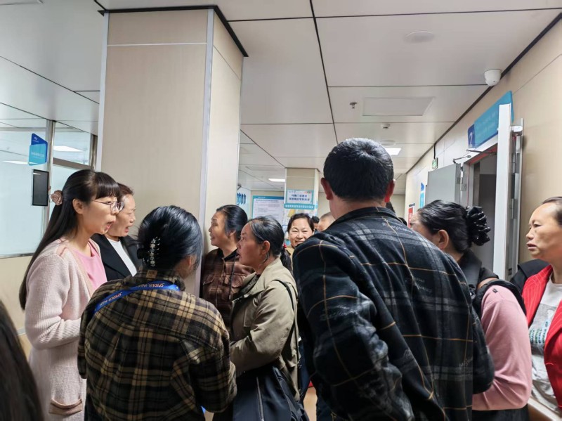 002群众向医护人员咨询专家挂号相关问题.jpg