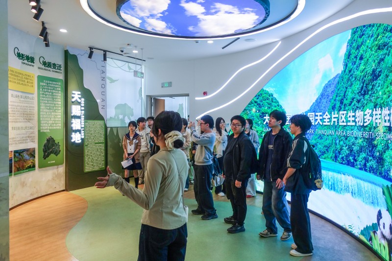 03.高校学生到入口社区研学.jpg