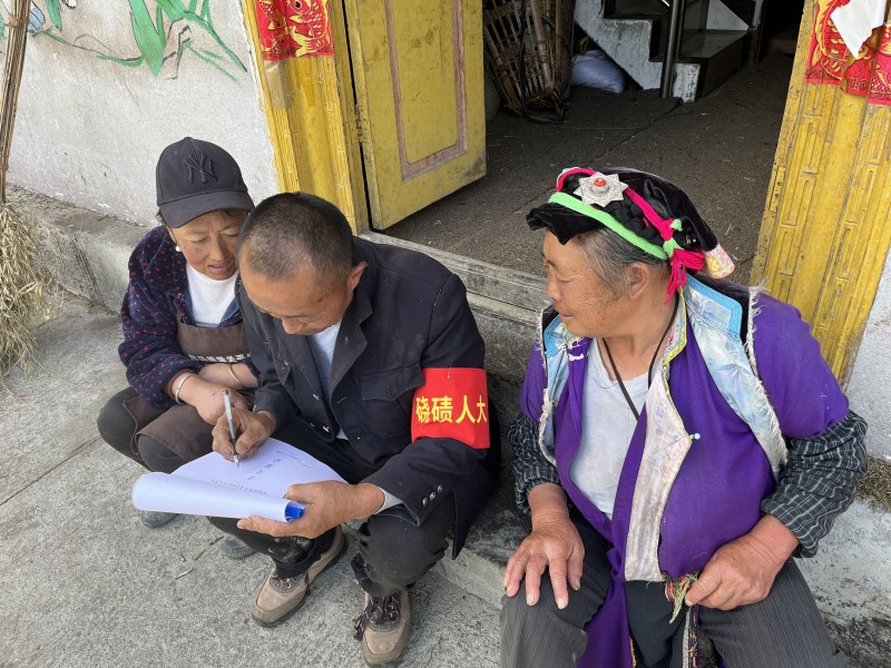 01人大代表入户收集群众意见建议.jpg