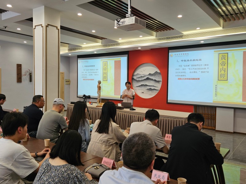 “针”心为民 履职路上显担当——记雨城区人大代表、朱氏针灸第五代传承人朱恒锦