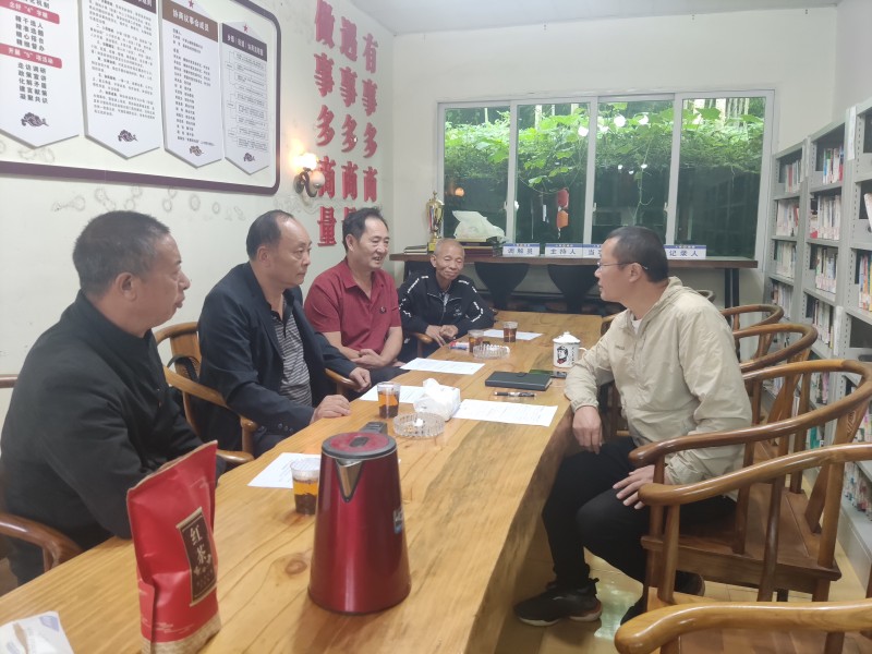 镇人大主席刘继强在代表之家接待来访群众.jpg