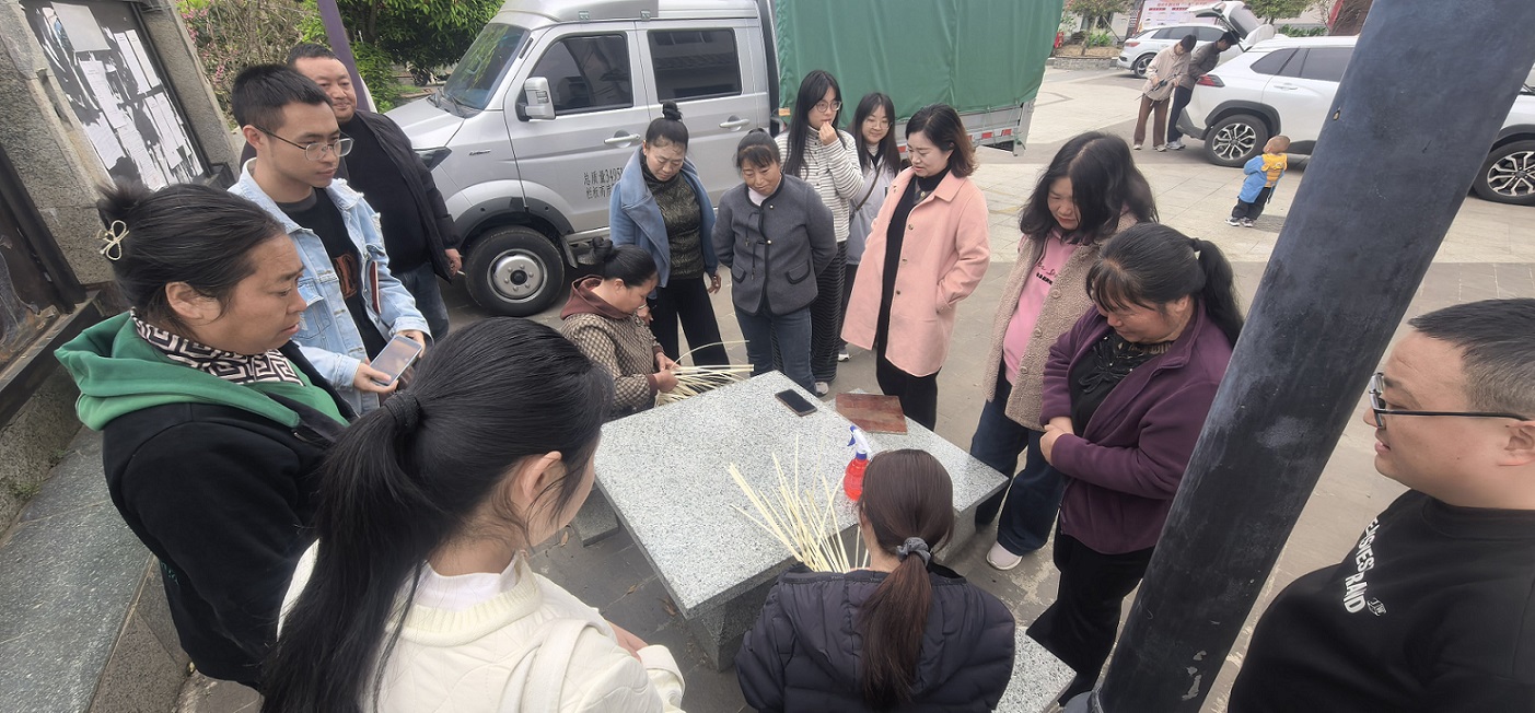 001组织代表和群众外出考察学习竹编手艺.jpg