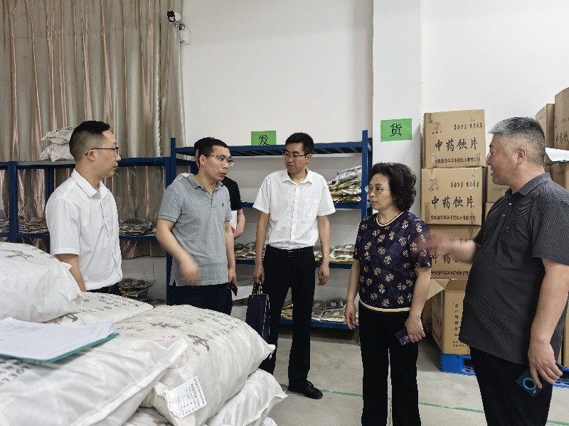01明登英带队赴安徽考察中药材企业.jpg