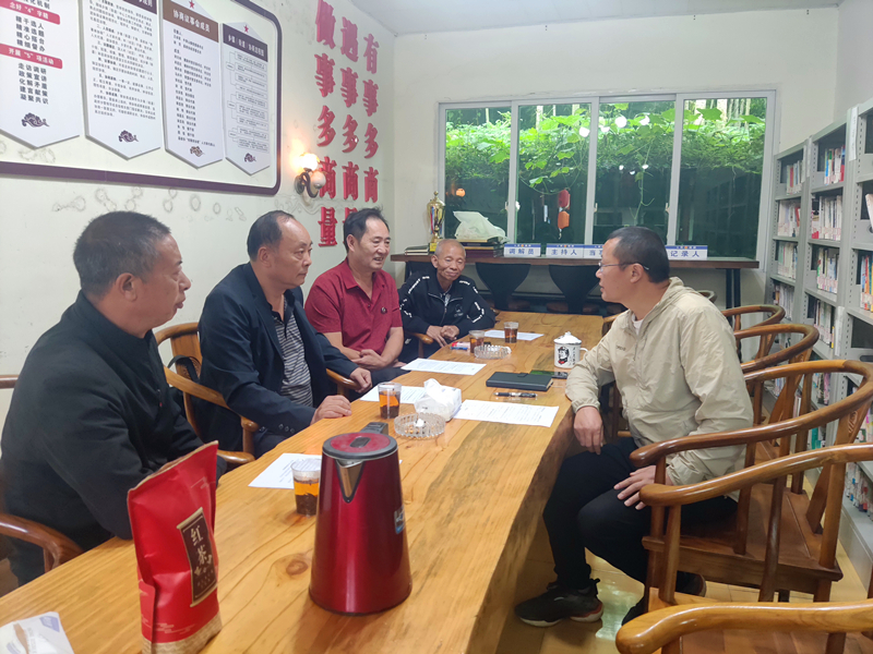 镇人大主席刘继强在代表之家接待来访群众_副本.jpg