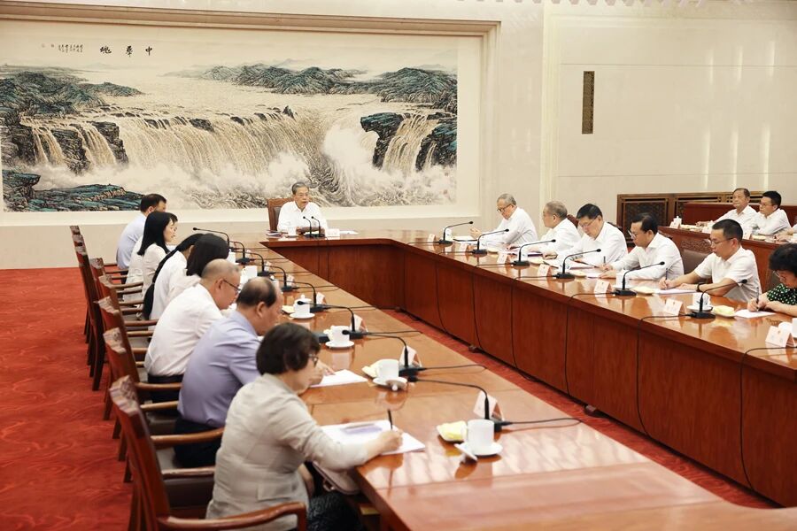 赵乐际同全国人大常委会会议列席代表座谈时强调 深入学习贯彻习近平法治思想 在法治宣传教育中积极发挥代表作用