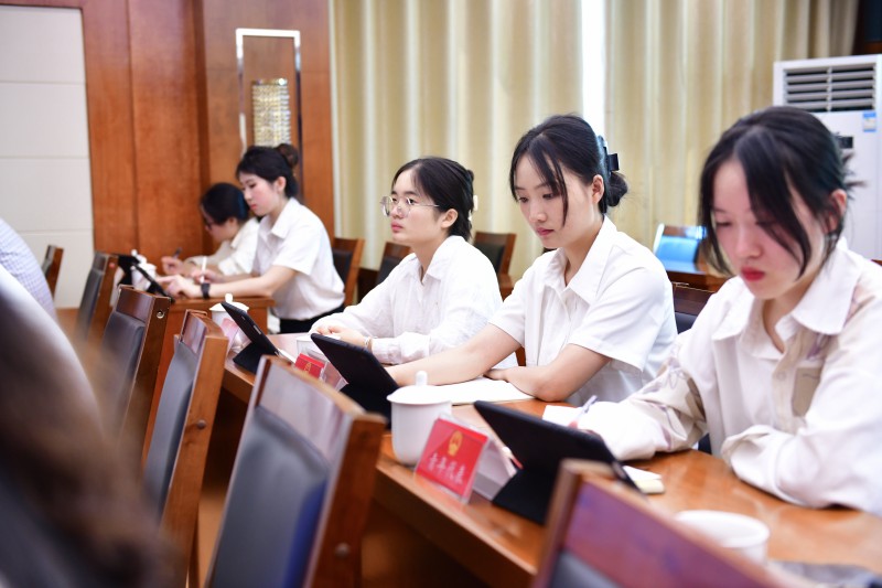 旁听区人大常委会会议.jpg