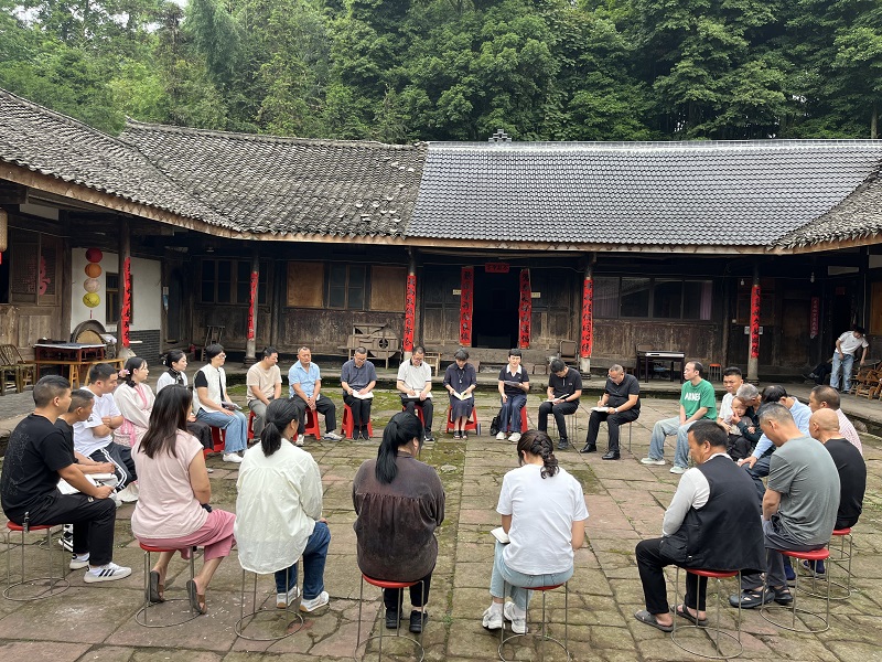 区人大常委会主任高佳秀到中峰镇 宣讲省委十二届九次全会精神