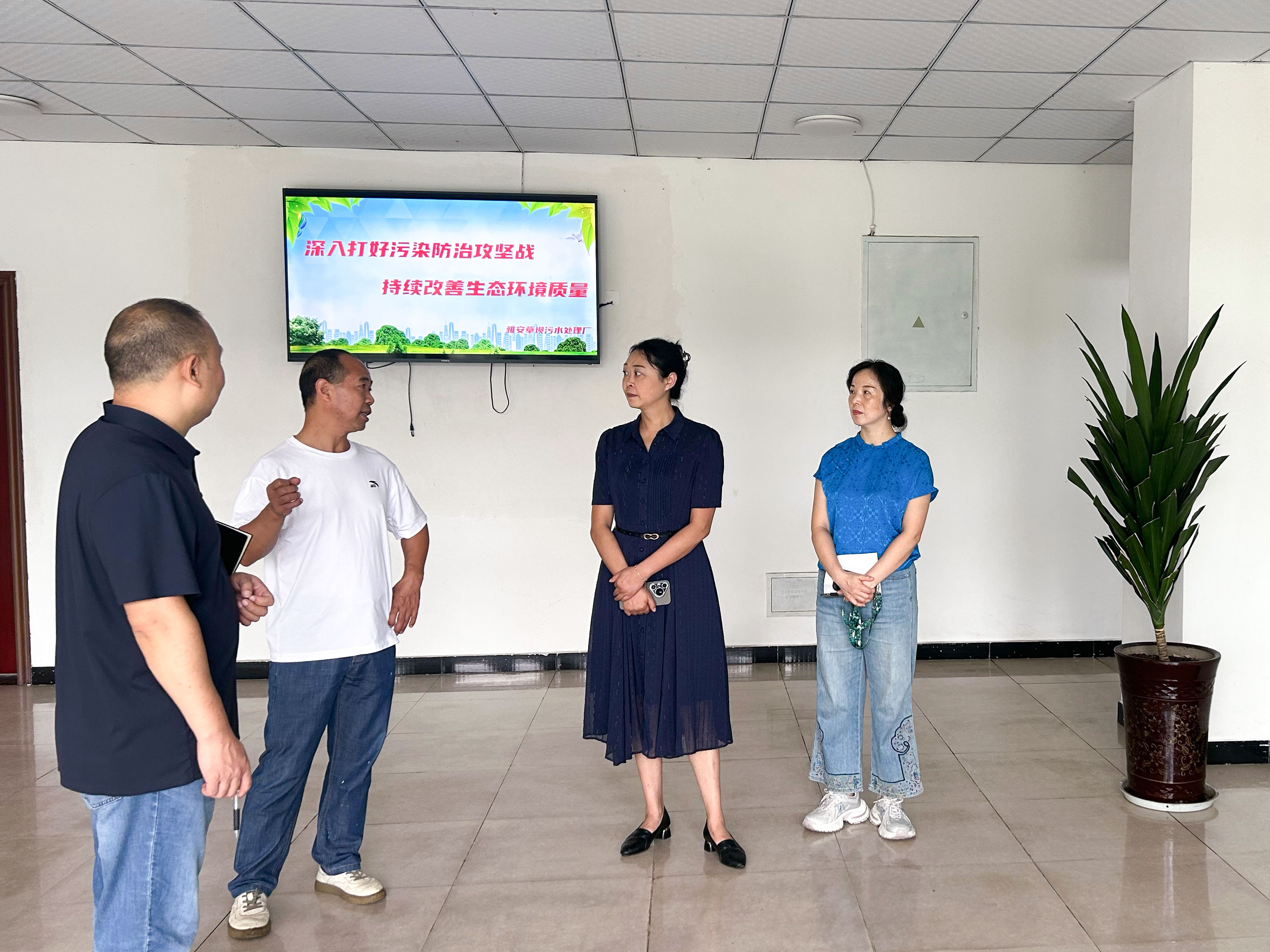 区人大常委会副主任刘滟带队调研污水处理情况.jpg