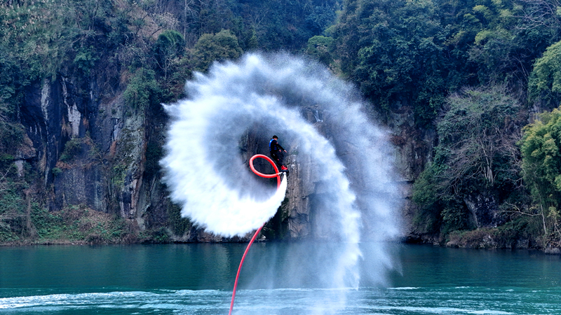 游客正在青杠景区体验水上项目_副本.jpg