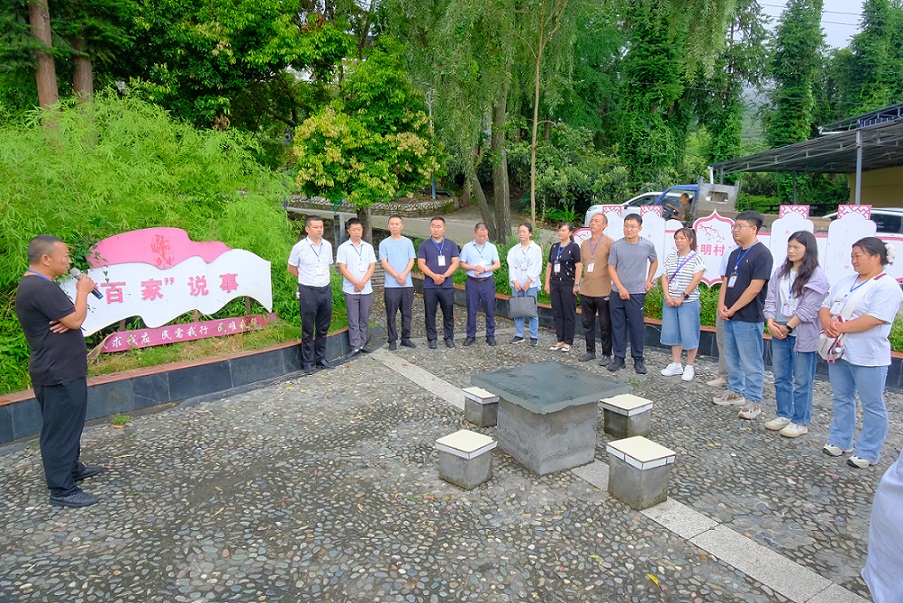 002在红旗村百家说事点倾听民声.jpg