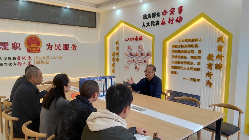 02.代表联络站接访群众.jpg
