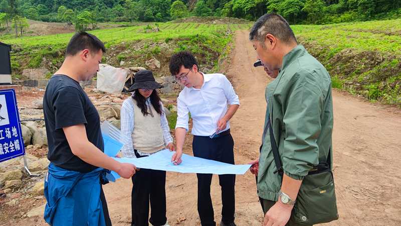 人大代表调研官家山森林药材种植基地_副本.jpg